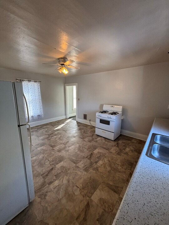 611 N 3rd St, Unit Apt C in Jeannette, PA - Building Photo