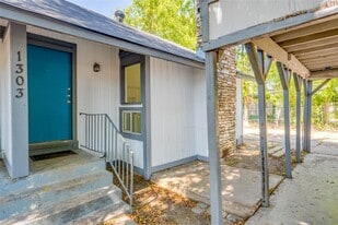 1303 E St Johns Ave in Austin, TX - Building Photo