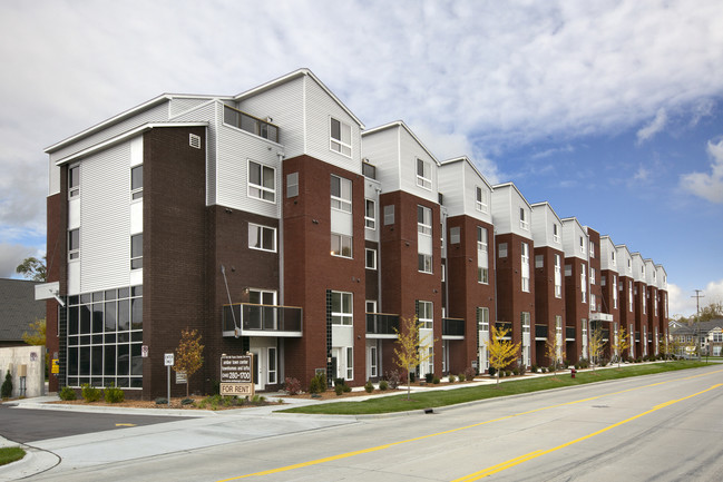 Amber Town Center Townhomes & Lofts in Troy, MI - Foto de edificio - Building Photo