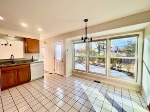 2112 N Kennicott Dr in Arlington Heights, IL - Building Photo - Building Photo