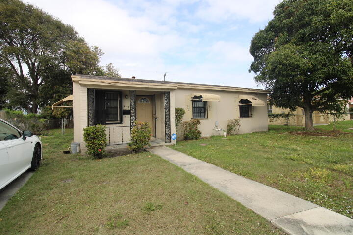 376 W 15th St in West Palm Beach, FL - Building Photo