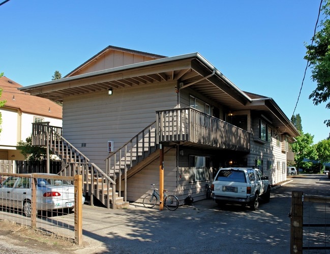 Holly Tree Apartments in Eugene, OR - Building Photo - Building Photo