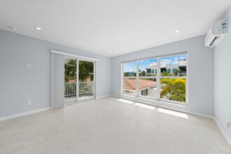 3220 NE 7th Pl in Pompano Beach, FL - Foto de edificio - Building Photo