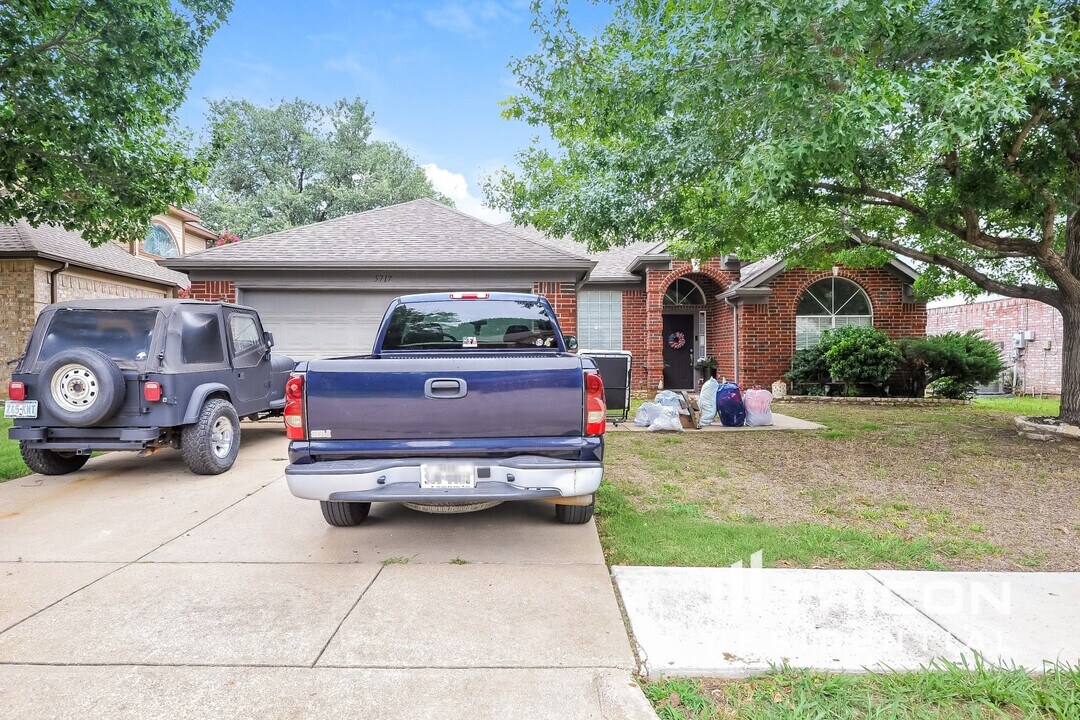 5717 Rockport Ln in Haltom City, TX - Building Photo