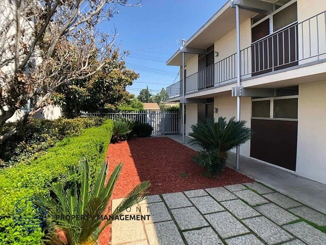 6847 Radford Ave. in North Hollywood, CA - Foto de edificio - Building Photo