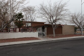 Mountain View Apartments in Las Vegas, NV - Building Photo - Building Photo