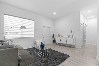 625 Bald Cypress Rd in Weston, FL - Foto de edificio - Building Photo