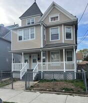 32 Hazelwood Ave in Bridgeport, CT - Building Photo