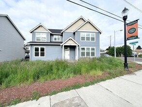 19561 Molalla Ave in Oregon City, OR - Building Photo - Building Photo