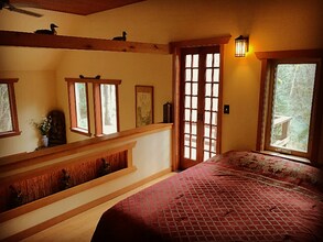 423 Lords Lake Loop Rd in Quilcene, WA - Foto de edificio - Building Photo