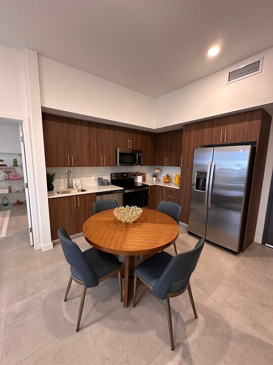 1849 Madison St, Unit B8 in Hollywood, FL - Foto de edificio