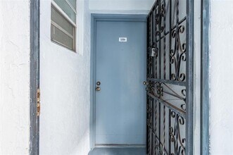 2465 SW 18th Ave in Miami, FL - Foto de edificio - Building Photo