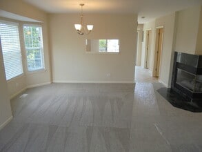 1065 Manchester Cir in Grayslake, IL - Building Photo - Building Photo