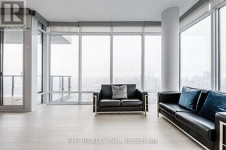 488 University Ave in Toronto, ON - Building Photo - Building Photo