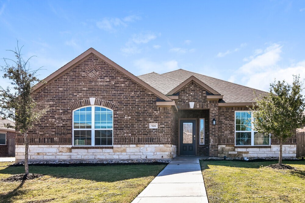 526 Roaring Springs Dr in Glenn Heights, TX - Building Photo
