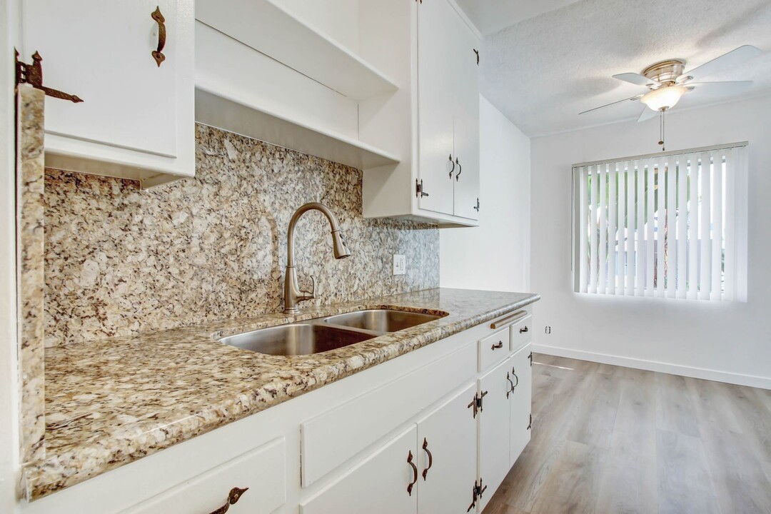 1437 Brockton Ave, Unit 05 in Los Angeles, CA - Building Photo
