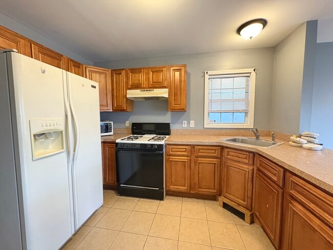 35 Fairview Ave, Unit 2