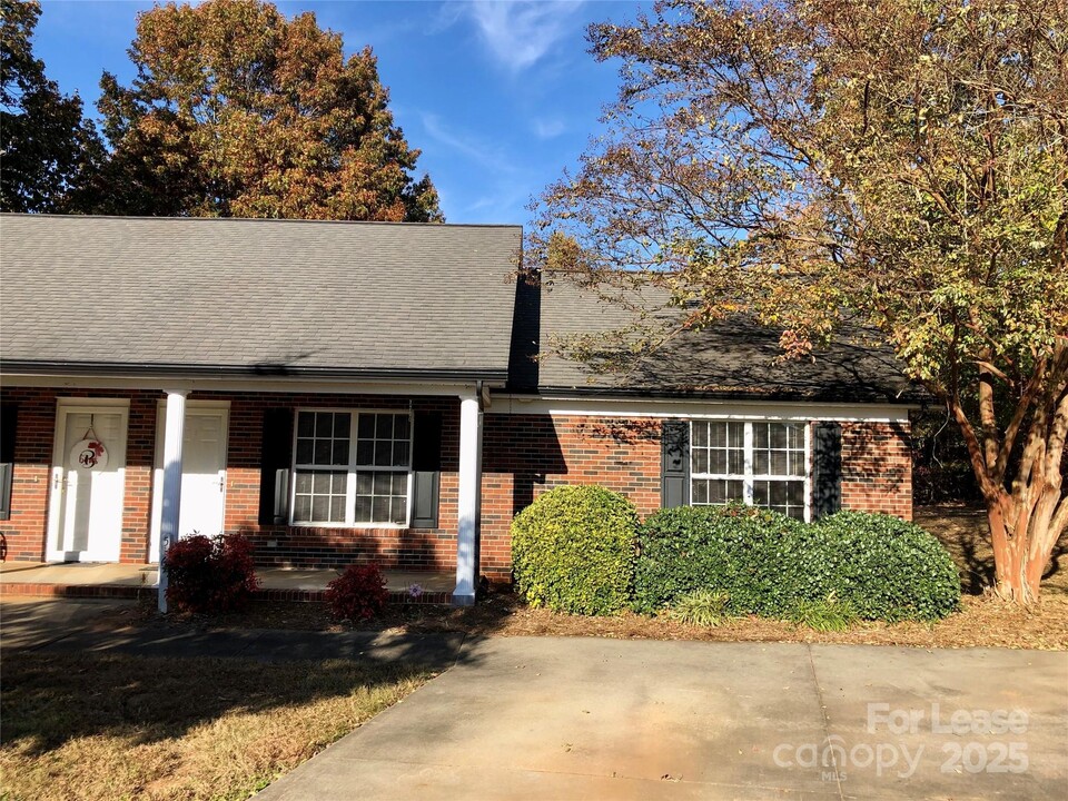 516 Cedar Spring Dr in Lincolnton, NC - Building Photo