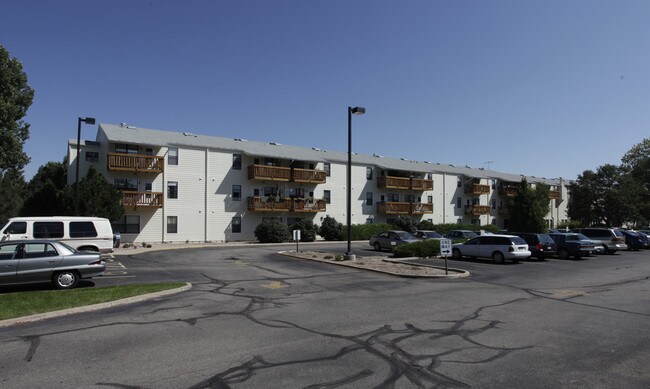 Oakbrook Apartments in Fort Collins, CO - Building Photo - Building Photo