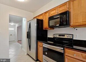208 Commons Dr NW in Vienna, VA - Building Photo - Building Photo