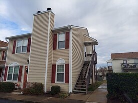 1420 Deerpond Ln in Virginia Beach, VA - Building Photo