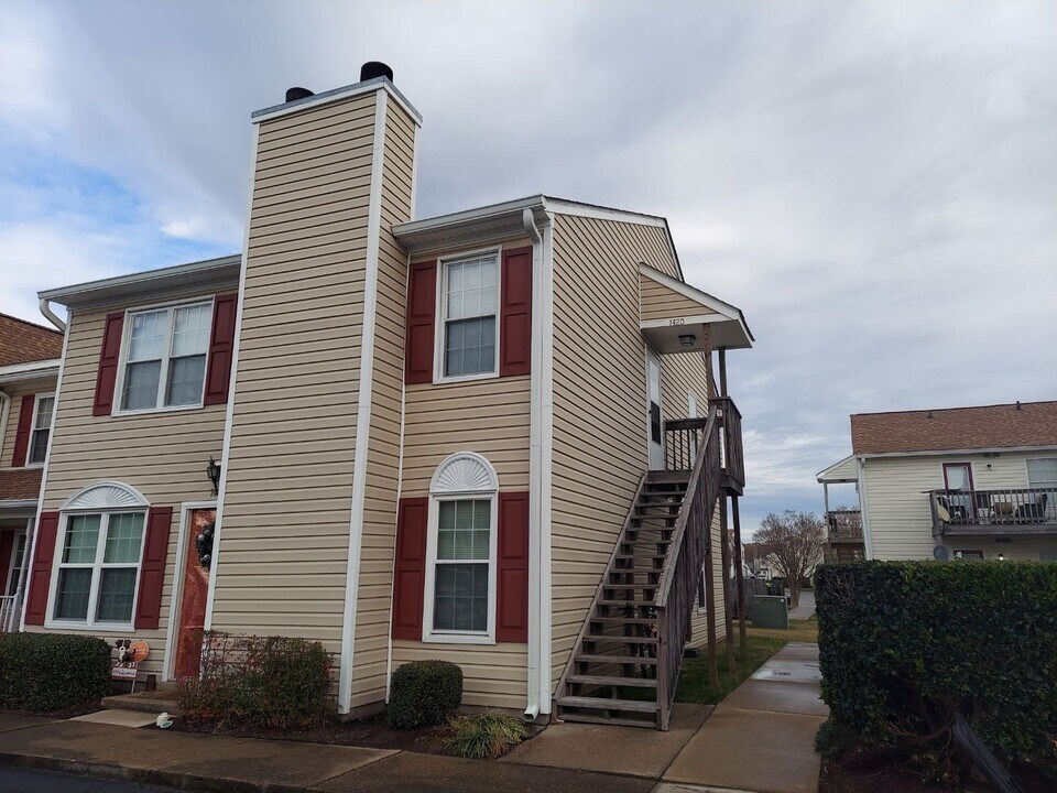 1420 Deerpond Ln in Virginia Beach, VA - Building Photo
