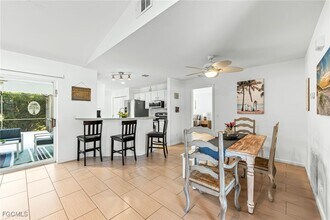 8468 Grove Rd in Ft. Myers, FL - Foto de edificio - Building Photo