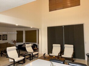 7262 NW 113th Pl in Doral, FL - Foto de edificio - Building Photo