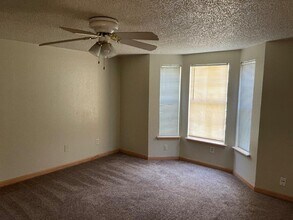 2107 Parkview Dr in Moore, OK - Building Photo - Building Photo