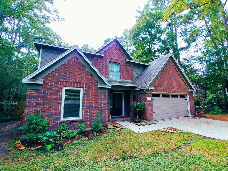 2 Arnica Ct in Spring, TX - Foto de edificio