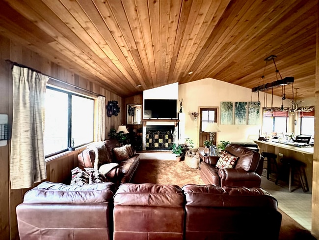849 Wabash Ln in Sugarloaf, CA - Foto de edificio - Building Photo