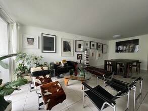 9756 NW 47th Terrace in Doral, FL - Foto de edificio - Building Photo