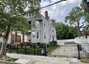 11 Carteret St in Newark, NJ - Building Photo