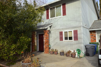 2000 Fancy Oaks Dr in Redding, CA - Building Photo - Building Photo