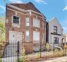 1932 S Sawyer Ave in Chicago, IL - Building Photo
