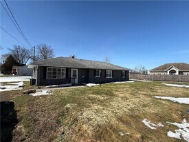 5904 Warren Dr in Cicero, NY - Building Photo