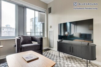 121 W Chestnut St in Chicago, IL - Building Photo - Building Photo