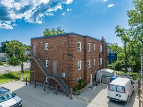 708 Brant St in Burlington, ON - Building Photo - Building Photo