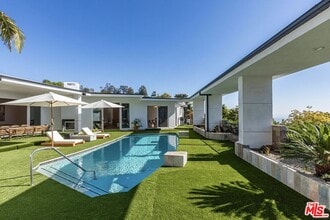 560 Chalette Dr in Beverly Hills, CA - Building Photo - Building Photo