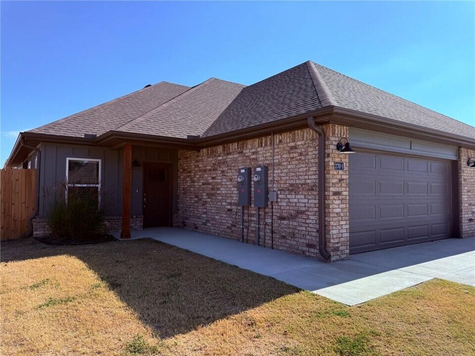 270 N Hunter St in Farmington, AR - Building Photo
