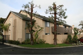 Holder Garden Apartments in Buena Park, CA - Building Photo - Building Photo