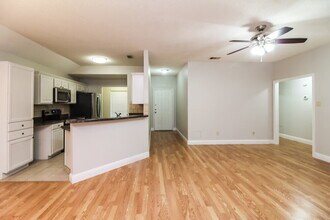 1205 Hall Rd in Seagoville, TX - Foto de edificio - Building Photo