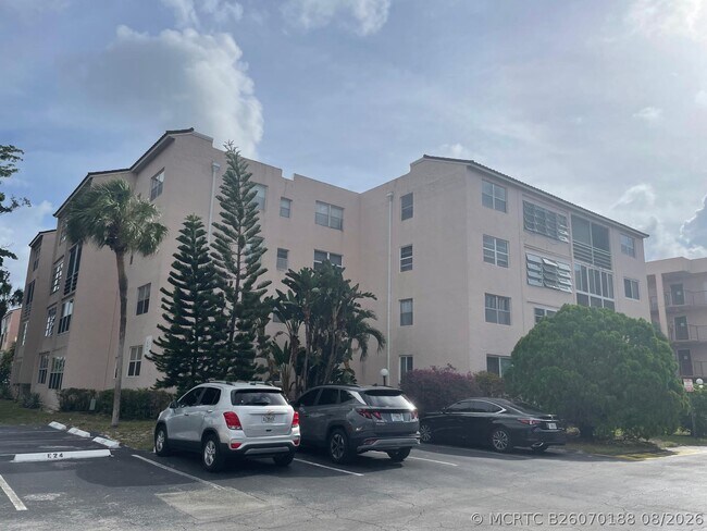 property at 2851 Somerset Dr