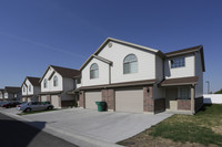 Clearfield Townhomes in Clearfield, UT - Foto de edificio - Building Photo