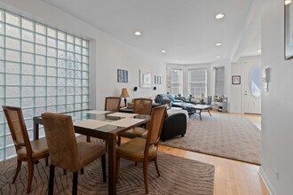 2715 N Marshfield Ave, Unit 1 in Chicago, IL - Building Photo - Building Photo