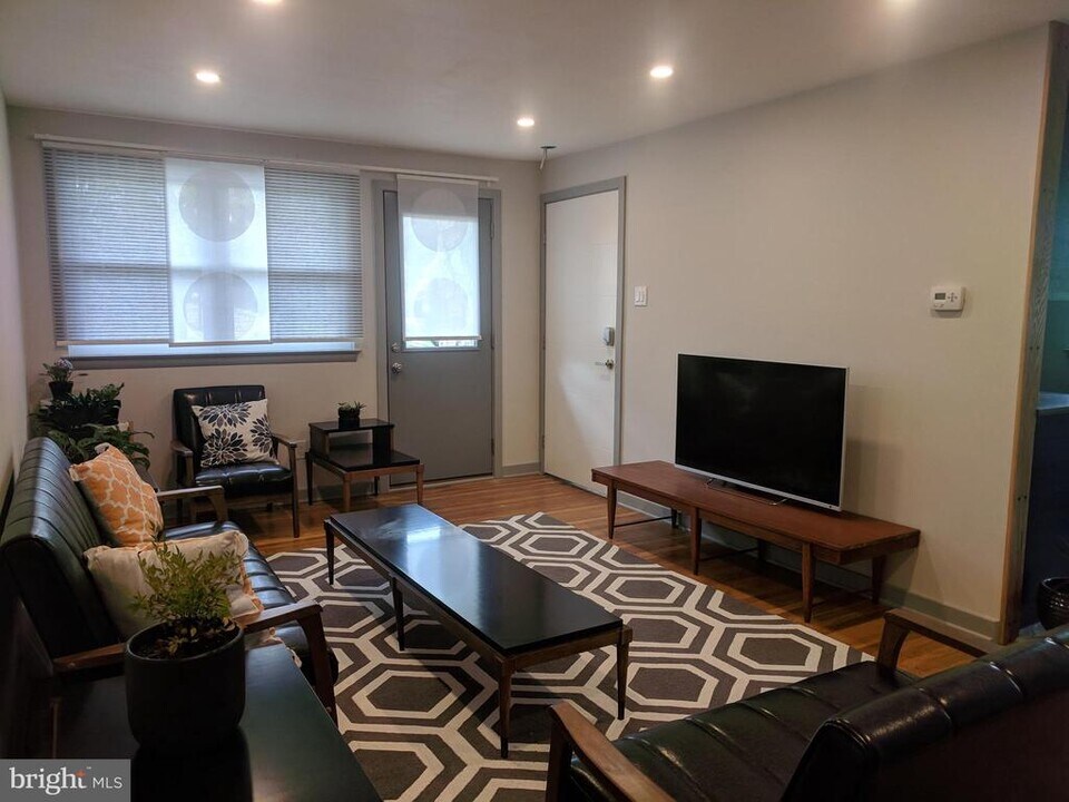 5400 Hermit Terrace in Philadelphia, PA - Building Photo