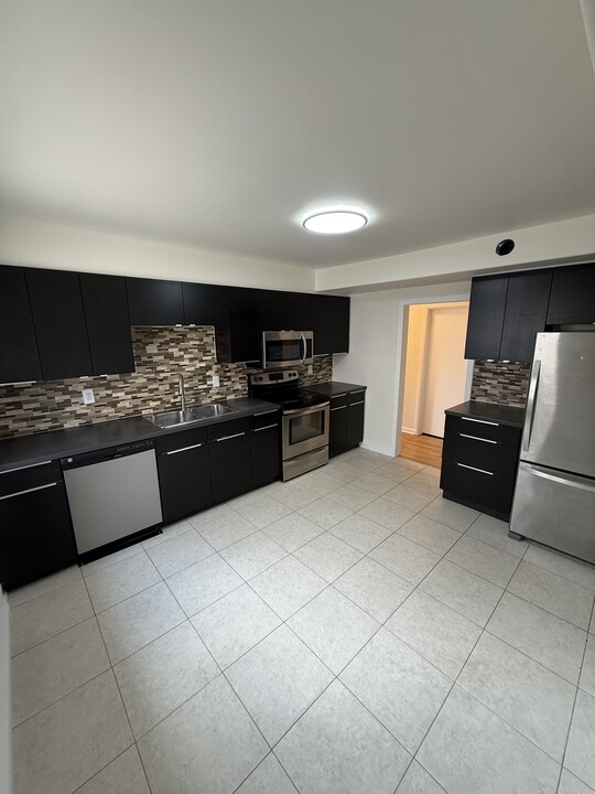 2-42 Luxton Av in Winnipeg, MB - Building Photo