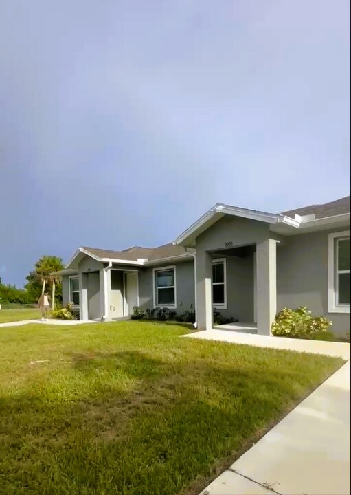 9235 Tacoma Ave in Englewood, FL - Building Photo