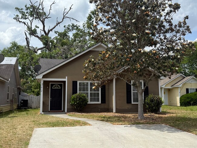 property at 3012 Amy Cir