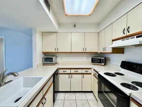 2333 Feather Sound Dr in Clearwater, FL - Building Photo - Building Photo